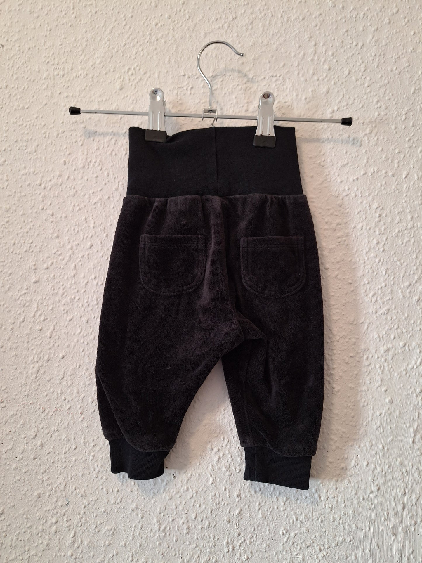 Schwarze Samthose von H&M in Größe 68