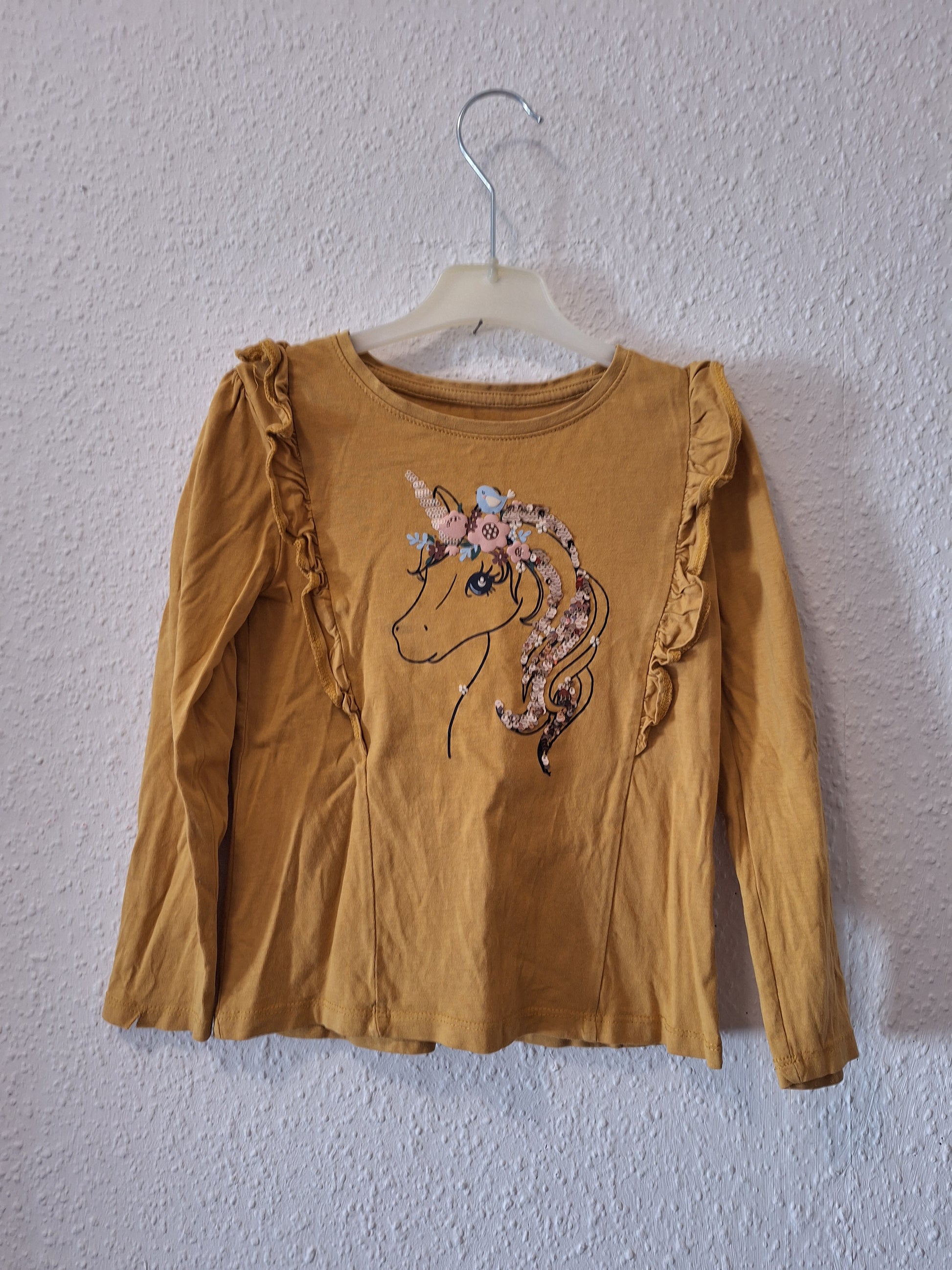 Sweatshirt Okkerfarbe mit Einhorn 122 Mädchen Kinderkleidung Secondhand Say Resale verspielt C&A 
