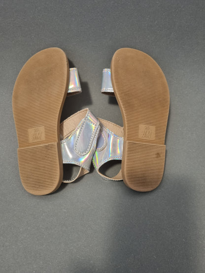 Sandalen im Metallic Look
