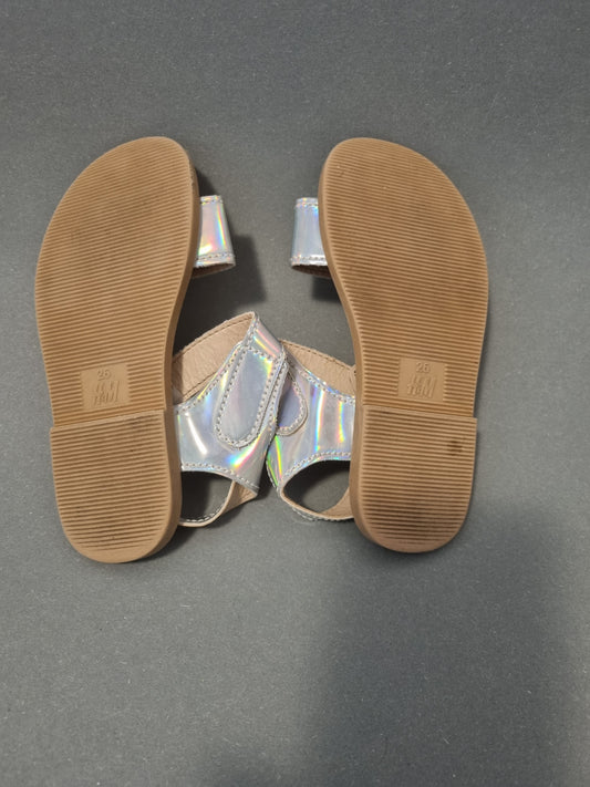 Sandalen im Metallic Look