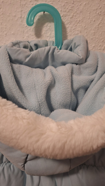 Hellblaue Winterjacke mit Kaputze