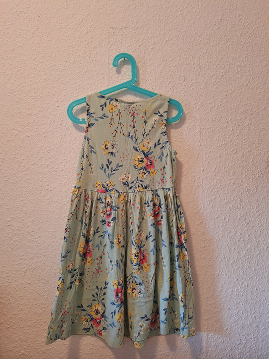Grünes geblümtes Kleid