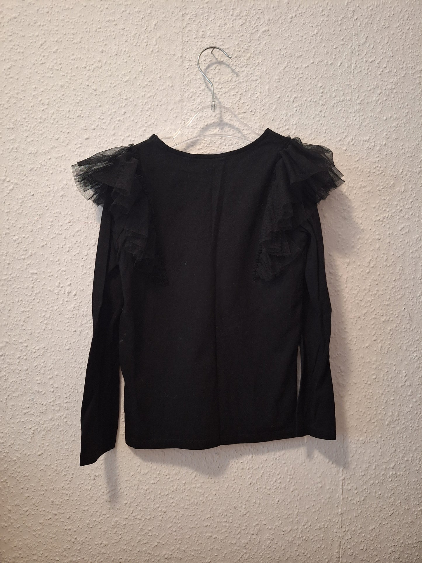 Schwarzer Pullover mit Rüschen