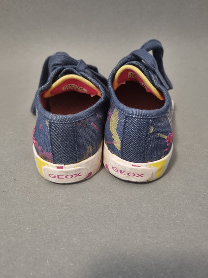 Halbschuhe im blauen Schimmerlook