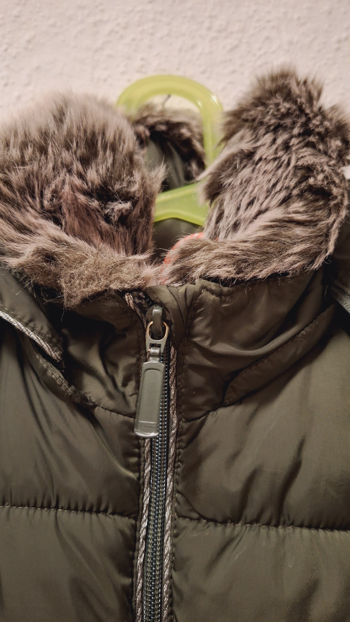 Olivegrüner Anorak mit Fellmütze