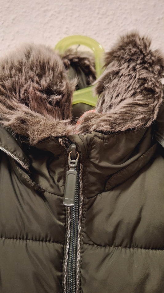 Olivegrüner Anorak mit Fellmütze