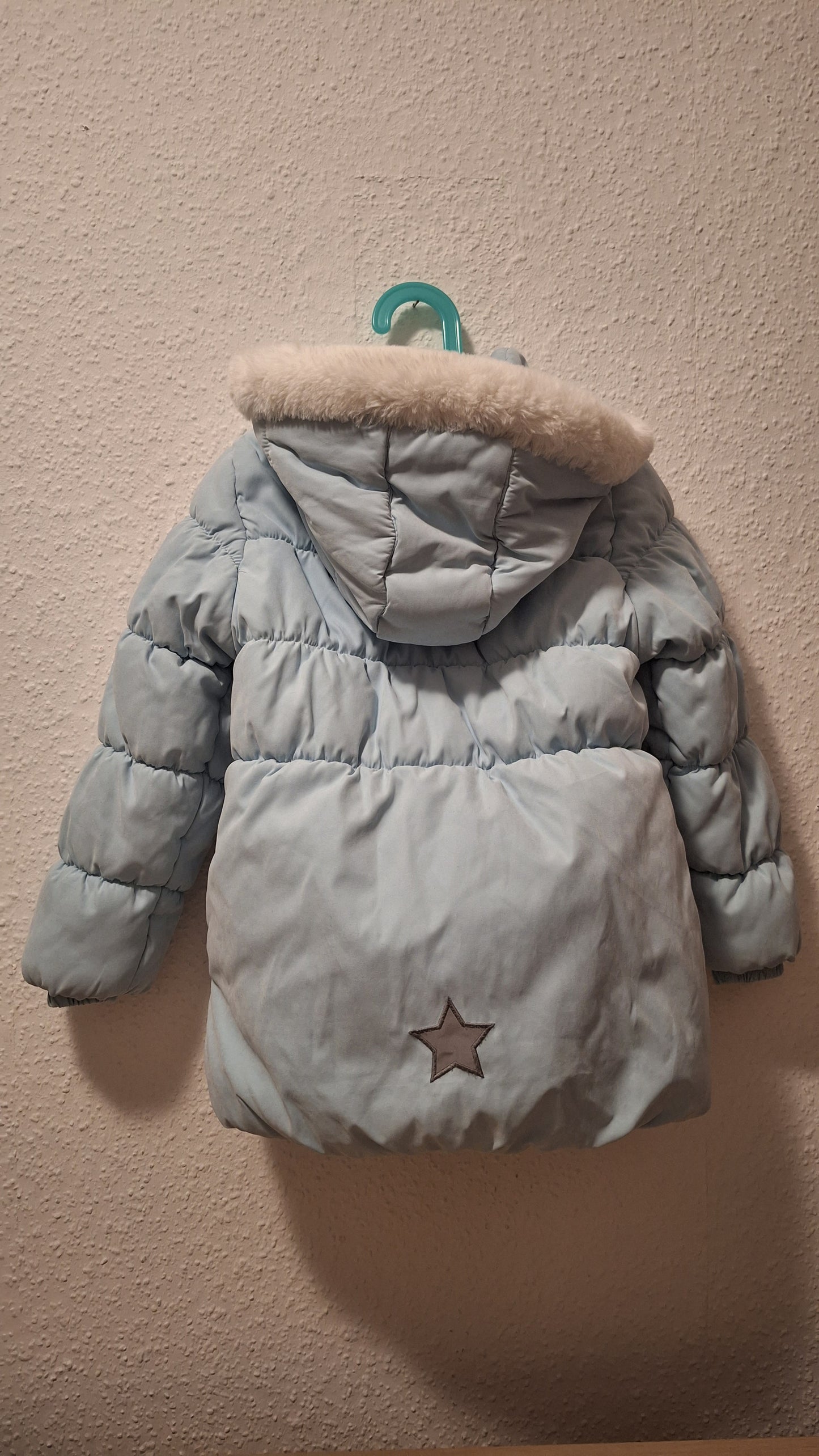 Hellblaue Winterjacke mit Kaputze