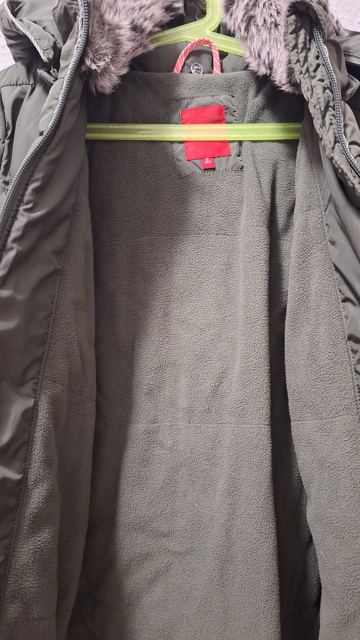 Hellblaue Winterjacke mit Kaputze