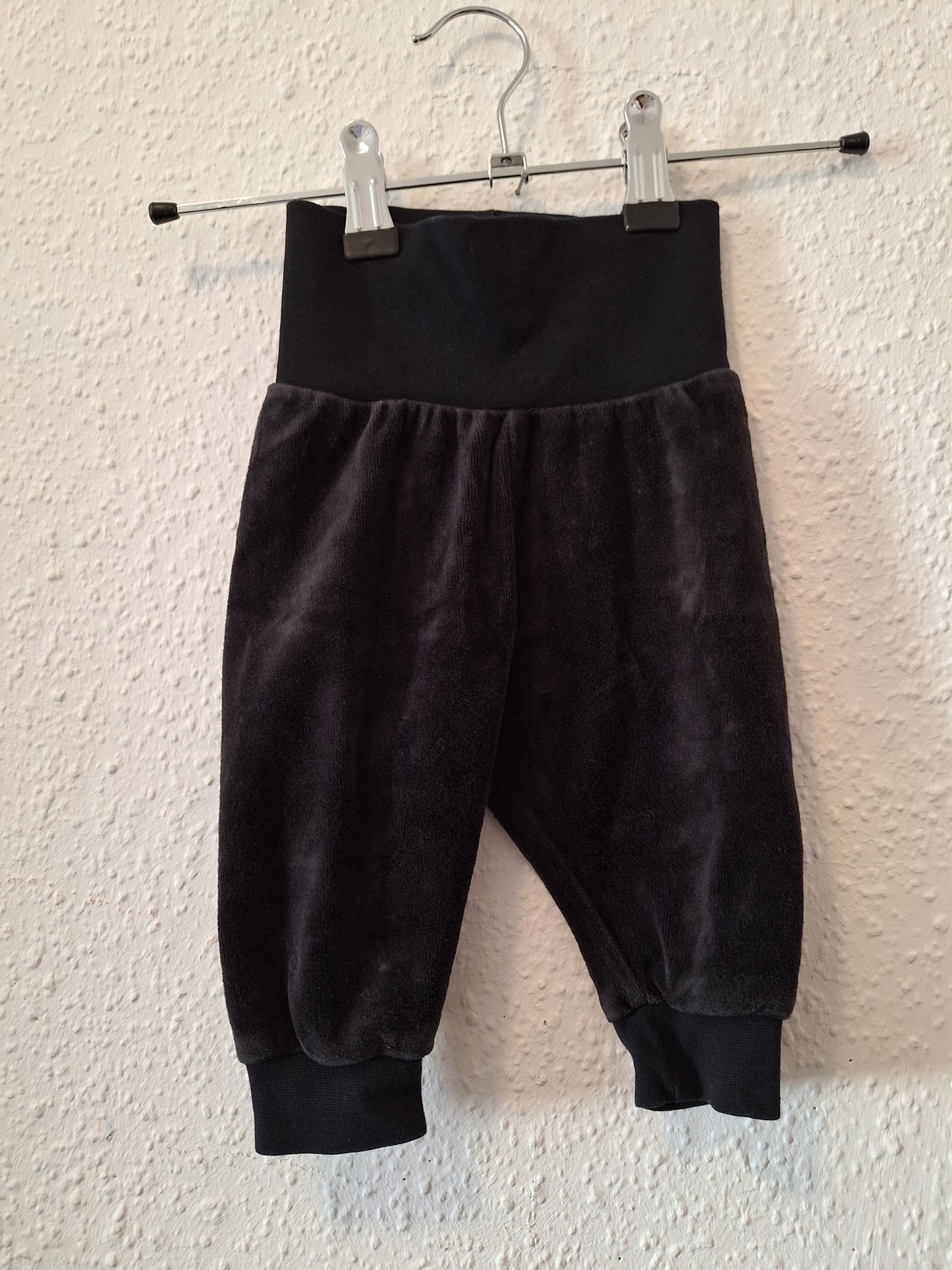 Schwarze Samthose von H&M in Größe 68