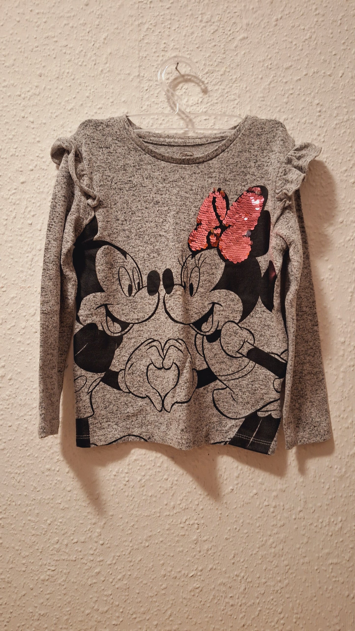 Verspielter Paillettenpulli