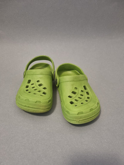 Grüne Clogs