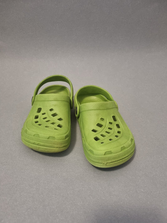 Grüne Clogs