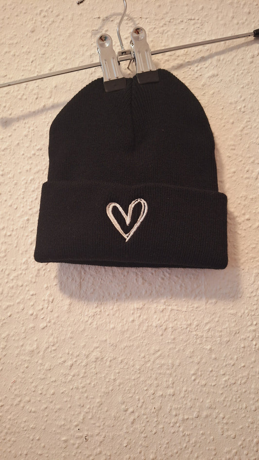 Wollige Mütze in Schwarz mit Herz 50/52