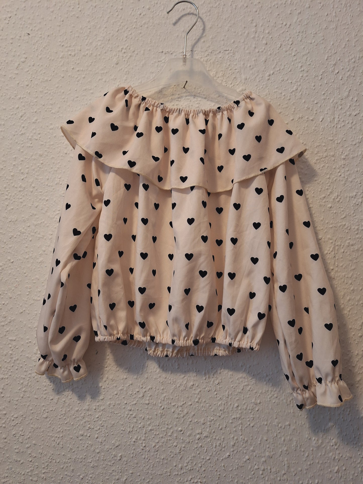 Weiße Langarm Off-Shoulder Bluse mit schwarzen Herzen 116/122