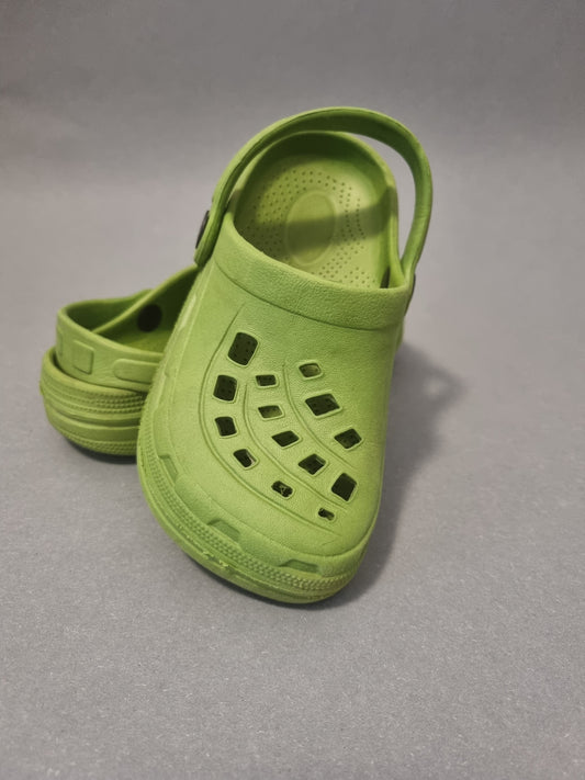 Grüne Clogs