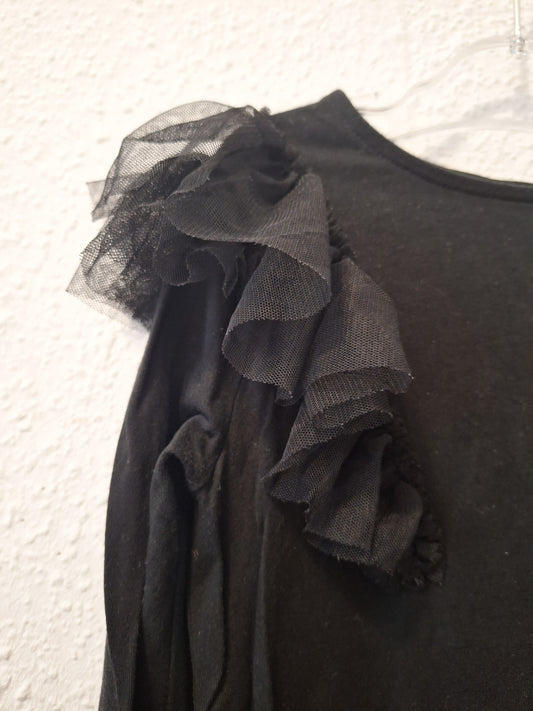 Schwarzer Pullover mit Rüschen
