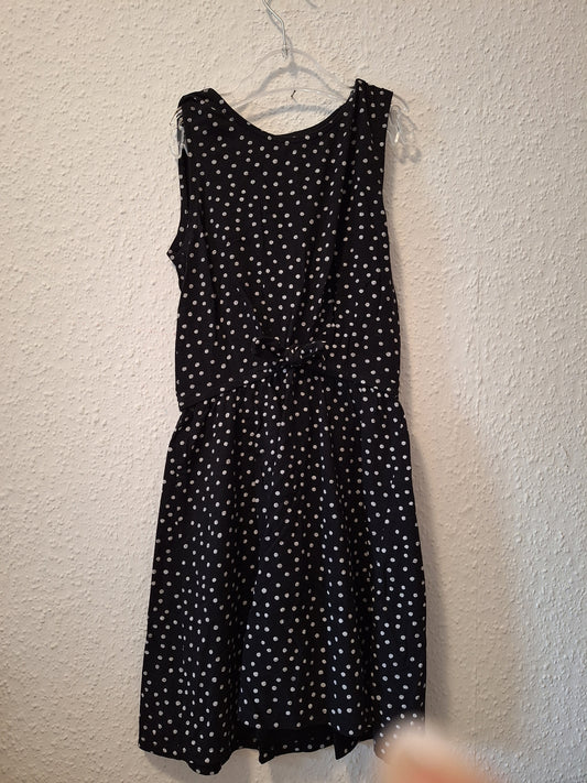 Kleid mit weißen Punkten