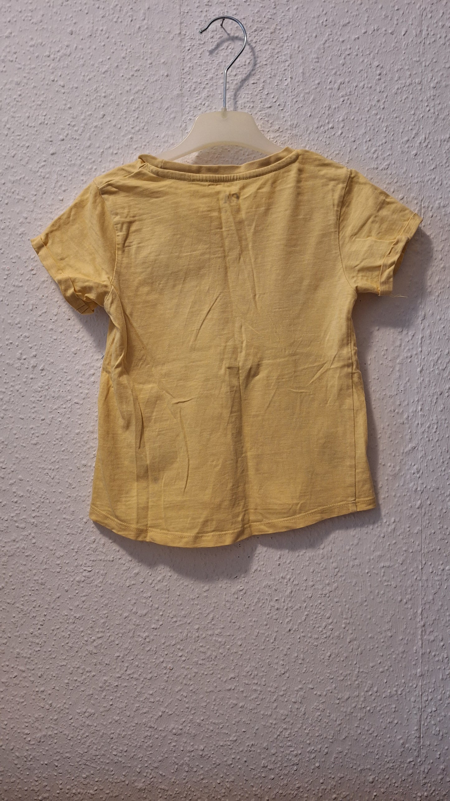 Gelbes Shirt mit Gänseblümchen