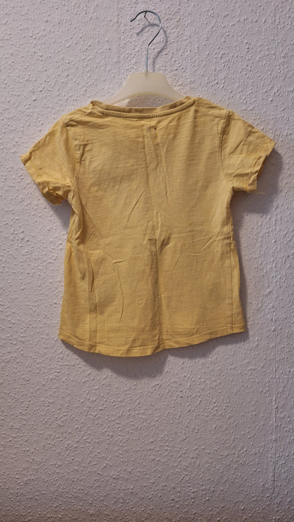 Gelbes Shirt mit Gänseblümchen