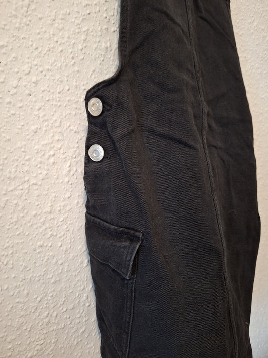 Schwarzes Latzkleid aus Jeans