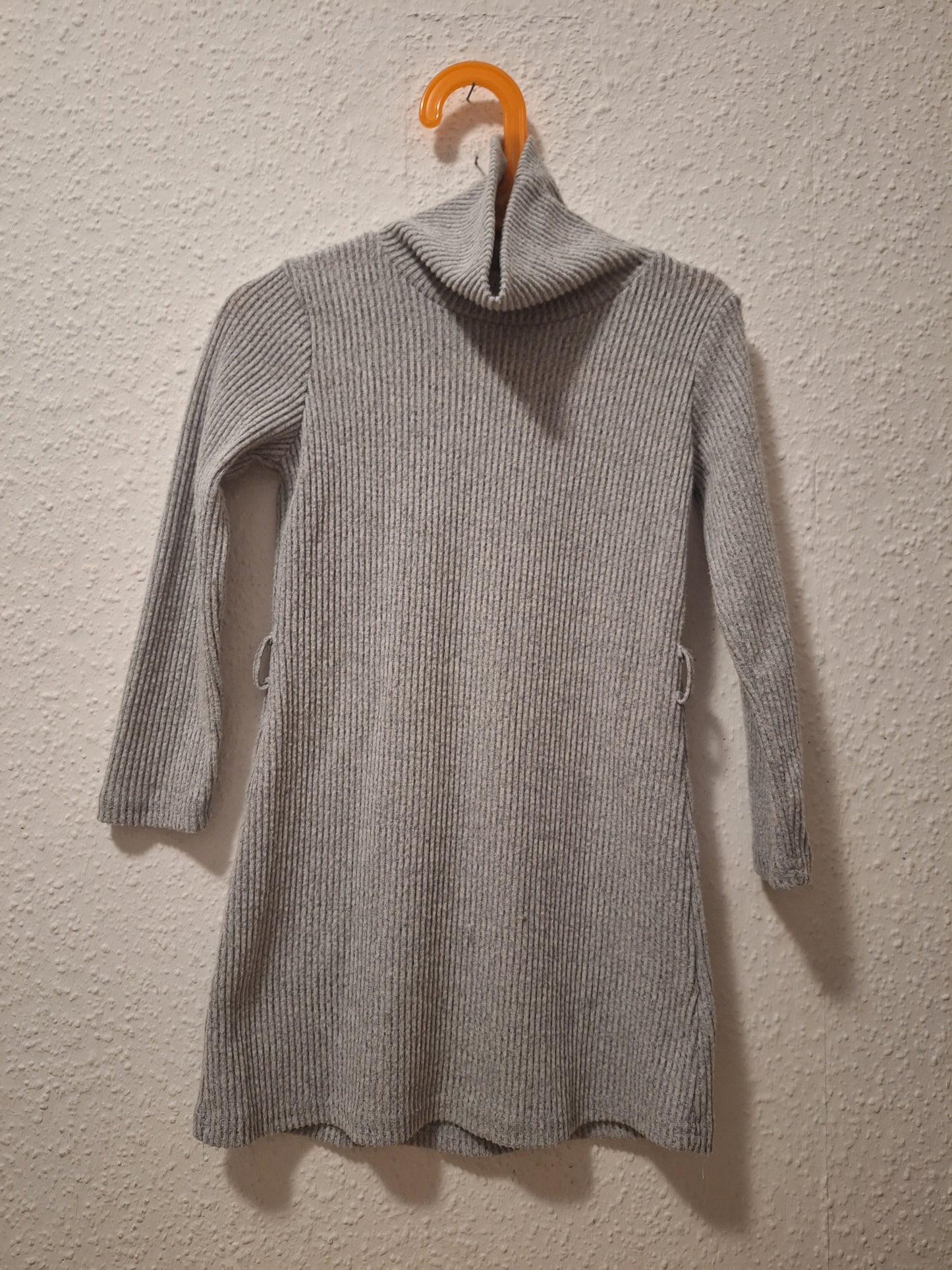 geripptes Langarmkleid mit Kragen in Weiß und Grau 116/122