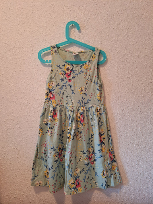 Grünes geblümtes Kleid