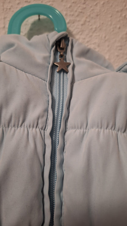 Hellblaue Winterjacke mit Kaputze