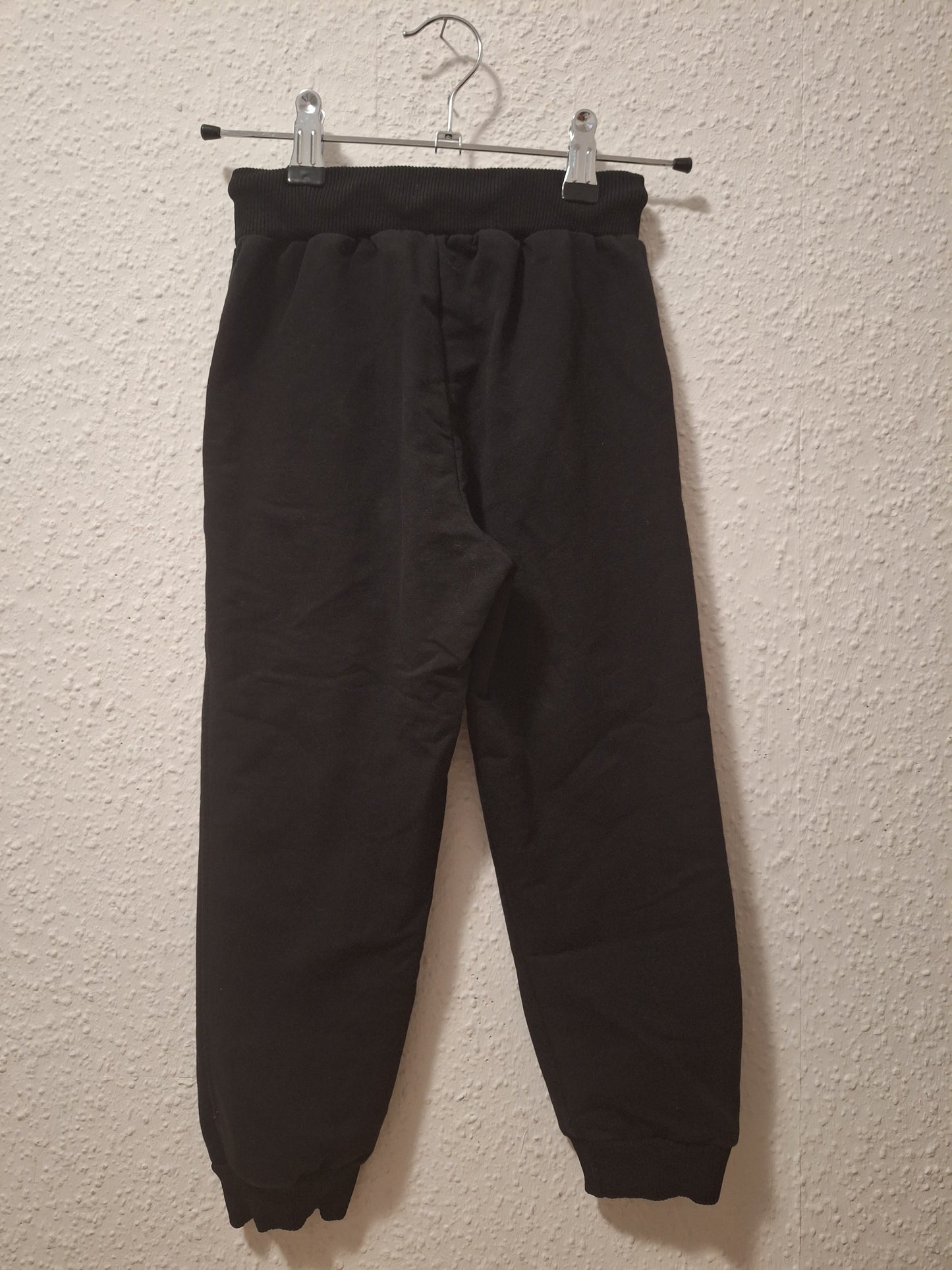 Jogginghose in schwarz mit Bär 122