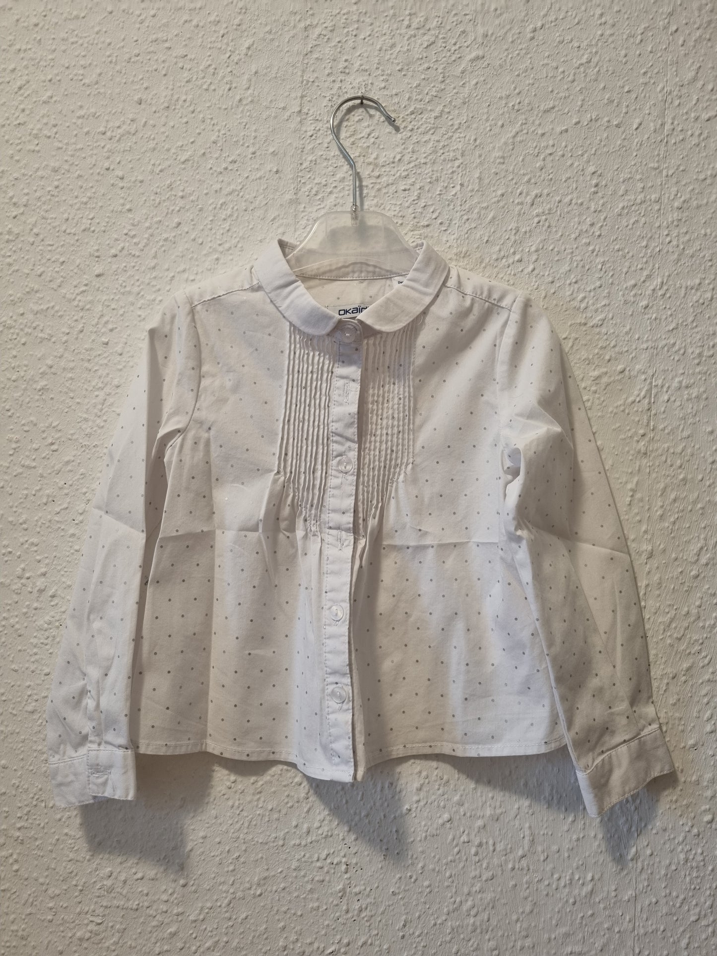 Weiße Bluse mit Pünktchen