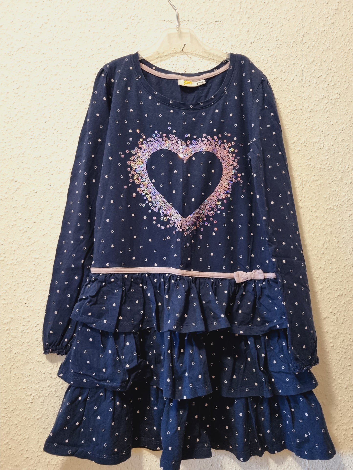 Langarmkleid mit Lila Pailettenherz