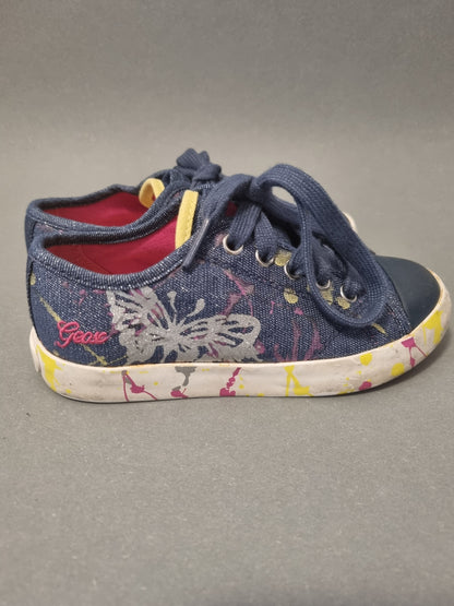 Halbschuhe im blauen Schimmerlook