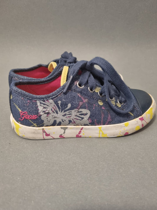 Halbschuhe im blauen Schimmerlook