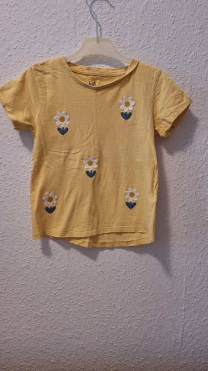 Gelbes Shirt mit Gänseblümchen