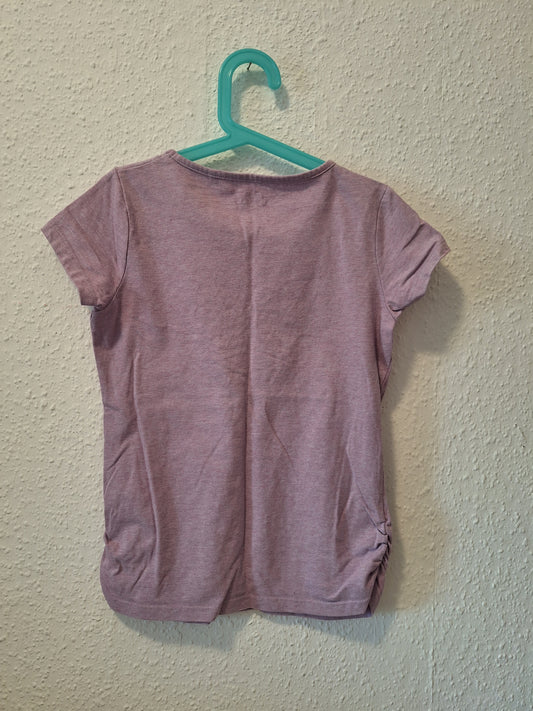 Flieder T-Shirt mit Schmetterling vorne