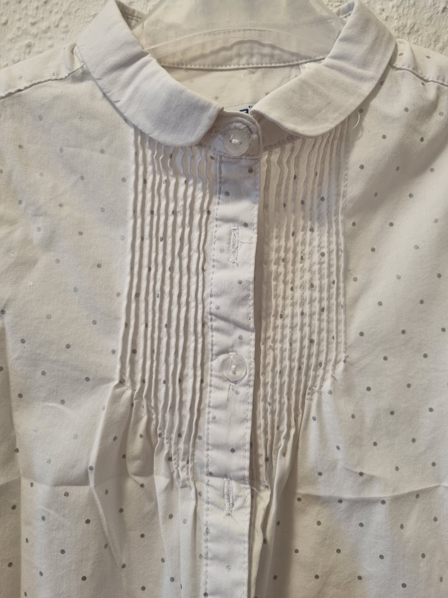 Weiße Bluse mit Pünktchen