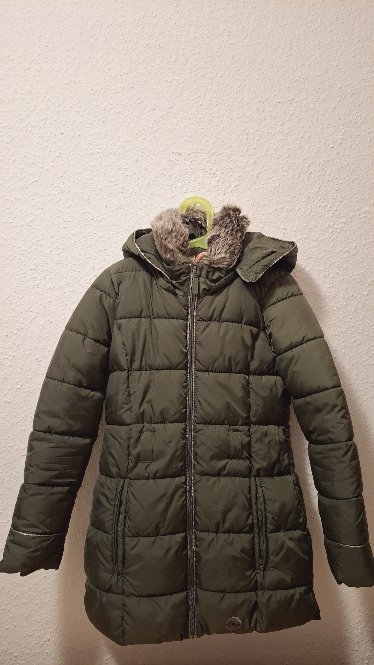 Olivegrüner Anorak mit Fellmütze