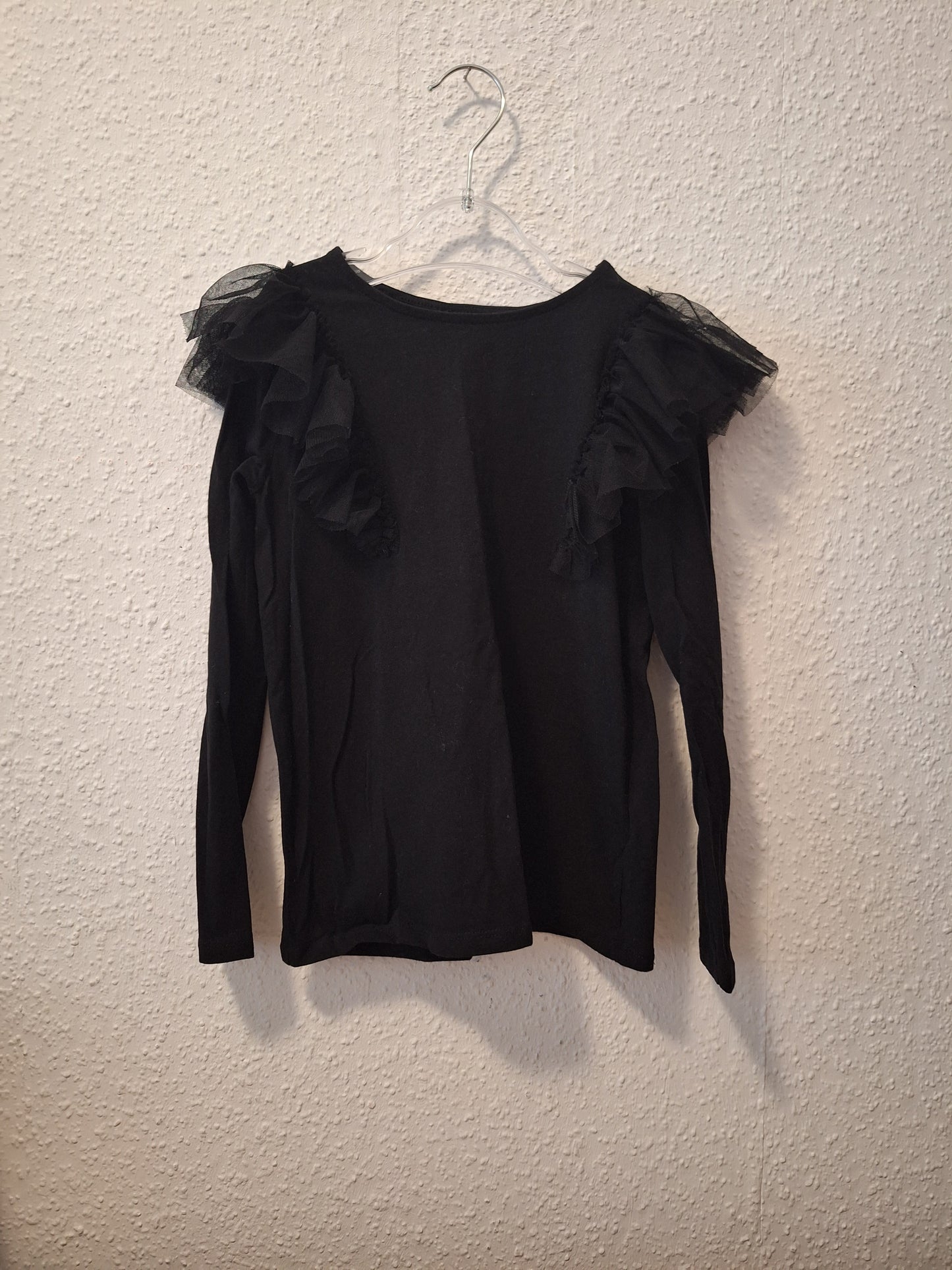 Schwarzer Pullover mit Rüschen